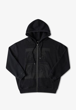 Musternööpiga must kapuutsiga fliisjakker, millel on esiosas graafiline kujundus, soonikud käiste ja alläärte juures. Valmistatud pehmest kangast, sile tekstuur ning nähtavat riistvara pole.