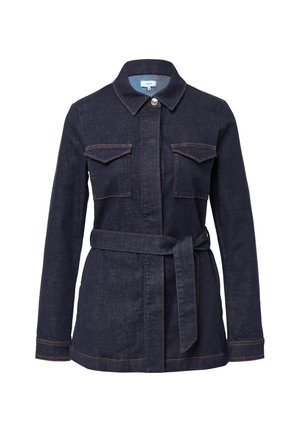 Dunkelblaue Jeansjacke mit kragenartigem Ausschnitt, zwei Brusttaschen vorne und einem gebundenen Gürtel in der Taille. Mit kontrastierenden orangen Nähten.