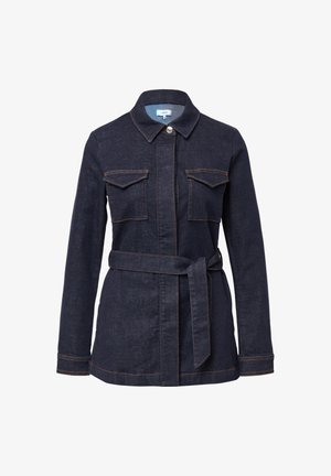 Dunkelblaue Jeansjacke mit kragenartigem Ausschnitt, zwei Brusttaschen vorne und einem gebundenen Gürtel in der Taille. Mit kontrastierenden orangen Nähten.