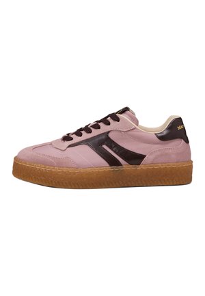 Sneaker rosa low-top con dettagli in pelle marrone scuro, suola in gomma e lacci neri, mostrata di profilo.