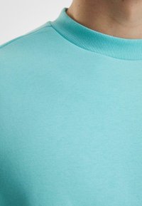 Urban Classics FLUFFY CREWNECK - Sweatshirt - berylblue