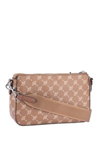 Brun mønstrede crossbody taske har en tekstureret overflade, sølv hardware og en stof skulderrem. Lukningen er en top lynlås.