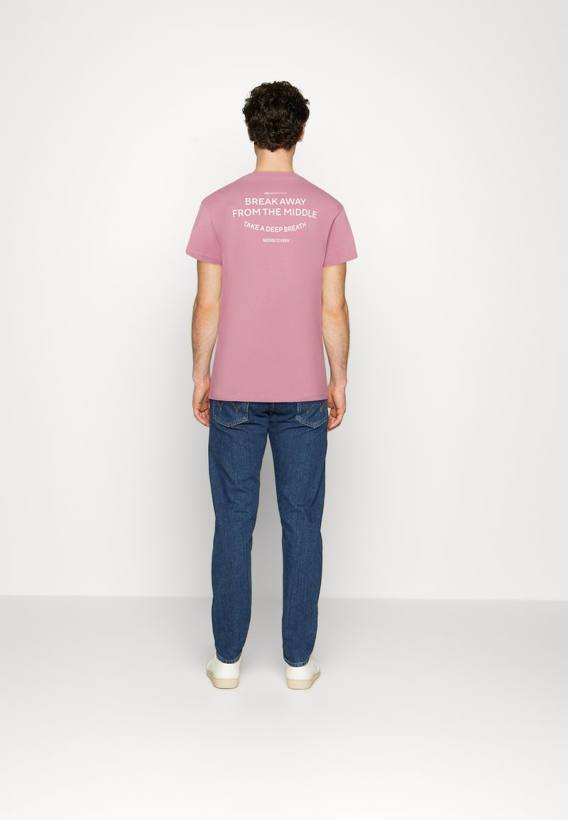 Herren T-Shirts & Polos | TOM TAILOR DENIM RELAXED PRINTED T-Shirt print wineberry rose/pink - BU15011 Herren T-Shirts & Polos | TOM TAILOR DENIM RELAXED PRINTED T-Shirt print wineberry rose/pink - BU15011