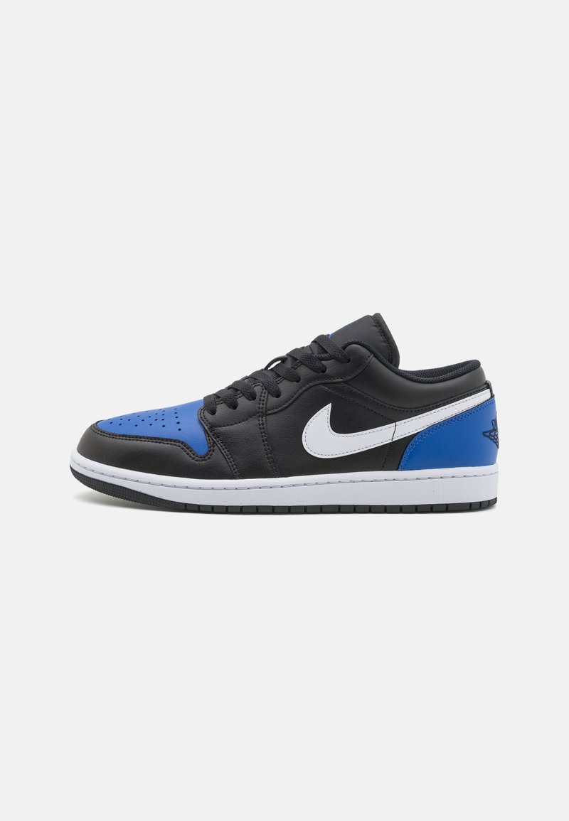 Baskets basses en noir, bleu et blanc avec un swoosh Nike blanc et un bout perforé, vues de profil extérieur sur fond clair.