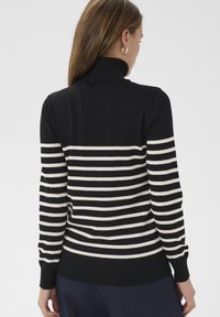 Schwarzer Rollkragenpullover mit weißen horizontalen Streifen. Weicher Strickstoff, figurbetontes Design, gerippte Bündchen und Saum. Minimalistisches Musterdetail.