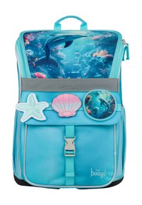 Zaino turchese con design di delfini e scena sottomarina, decorato con toppe di stella marina e conchiglia, dettagli grigi e spallacci regolabili.