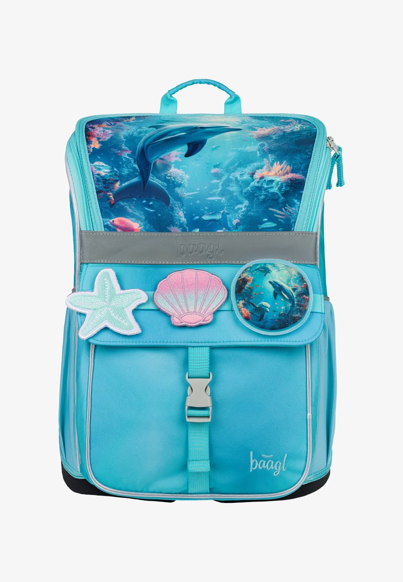 Zaino turchese con design di delfini e scena sottomarina, decorato con toppe di stella marina e conchiglia, dettagli grigi e spallacci regolabili.