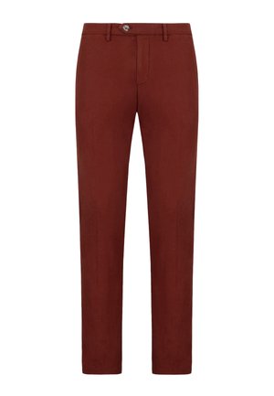 Męskie spodnie o prostym kroju w ciemnym rdzawej brązu z szlufkami na pasek i zapięciem na guzik w pasie.