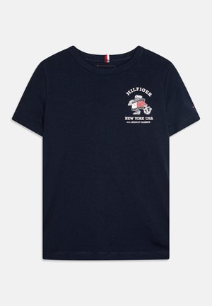 Granatowy T-shirt z krótkim rękawem z małym, białym, czerwonym i szarym motywem morskim oraz napisem "Hilfiger New York USA" na piersi.