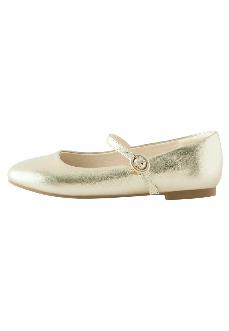 Chaussure plate Mary Jane en cuir doré avec un bout arrondi, une bride assortie avec boucle, et un petit talon. Texture de surface lisse.