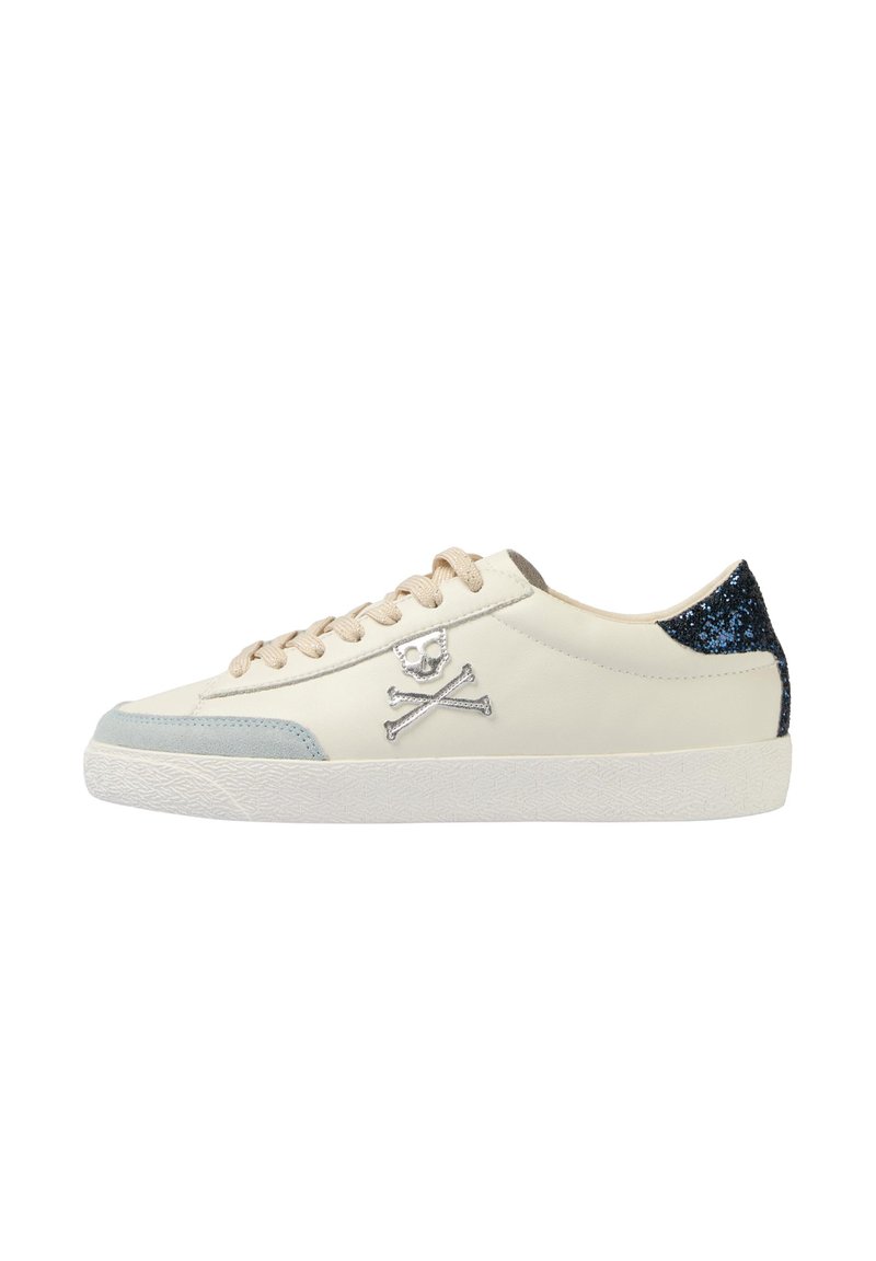 Sneaker bianco in pelle con dettagli in suede azzurro chiaro, caratterizzato da un logo teschio argentato e un tallone blu scuro brillantinato. Lacci beige e suola texture.