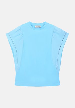Lys blå kortermet topp med rund hals, drapering i siden og sydd detalj langs kantene. Glatt, lett stoff.