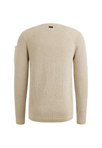 Beżowy sweter dzianinowy z teksturowanym wzorem, długimi rękawami, ściągaczami w mankietach i u dołu, oraz kieszonką naszytą na lewym rękawie.