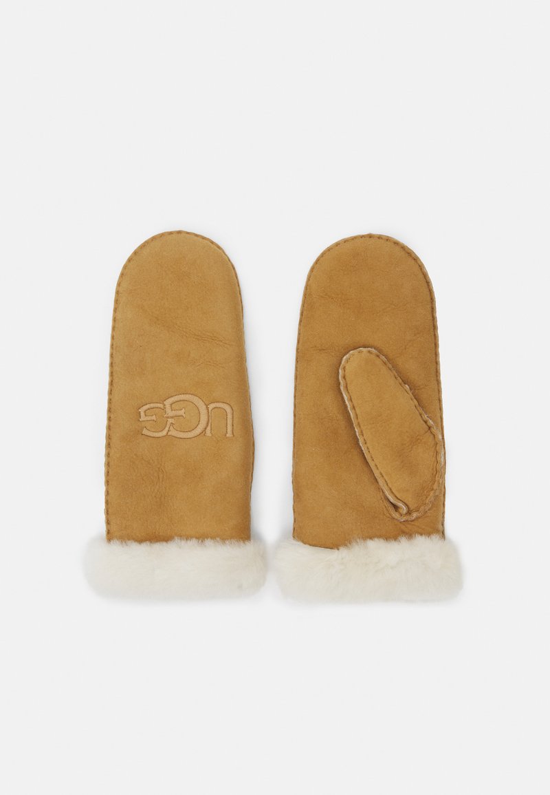 Guanti in suede marrone con un morbido polsino in pelliccia bianca, un logo ricamato su un guanto e una sezione separata per il pollice sull'altro.