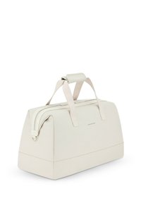 Světlý béžový cestovní kufr vyrobený z hladkého syntetického materiálu, obdélníkového tvaru, s dvojitými rukojeťmi a zipem na vrchním zavírání. Obsahuje minimální branding.