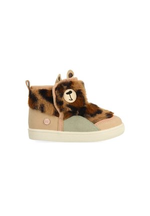 Bota de pel sintético con cara de oso y orejas, que presenta paneles en tonos marrón, beige y verde menta. Suela de goma, tela texturizada y detalles de costura.