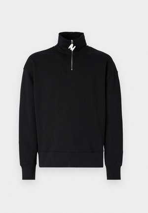 Sweatshirt preto com colarinho alto e fecho de meio zíper. Tecido macio, corte relaxado e punhos canelados. Sem padrões ou detalhes adicionais.