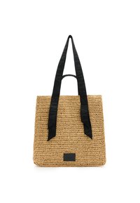Borsa a tracolla in paglia intrecciata con manici in tessuto nero, caratterizzata da un marchio embossato. Forma rettangolare con superficie testurizzata e base solida.