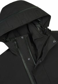Schwarze Außenjacke mit Kapuze, ausgestattet mit Reißverschlüssen, Druckknopfverschlüssen und reflektierenden Akzenten. Glatte Textur, minimalistisches Design und mehrere Taschen.