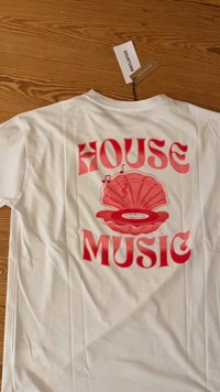 Bílý tričko s červeným nápisem "HOUSE MUSIC" a červenou vinylovou deskou uvnitř mušli, se notami na zadní straně.