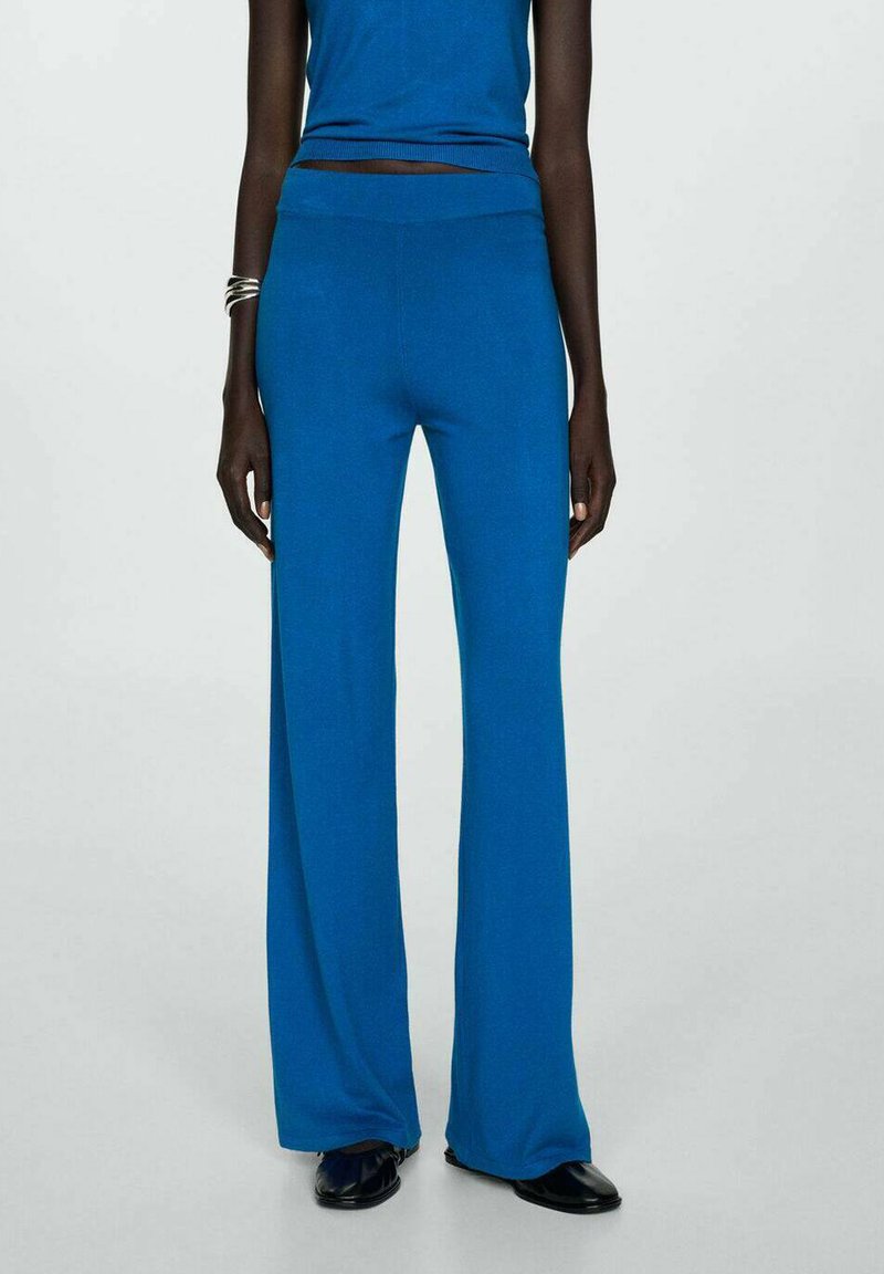 Blauw gebreid topje en bijpassende flared broek, met een strakke taille en een gladde textuur. Verfraaid met een eenvoudig ontwerp.