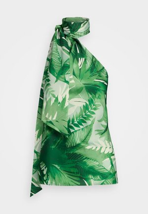Top sin mangas verde con estampado tropical de hojas y detalle de lazo en el cuello sobre fondo blanco.