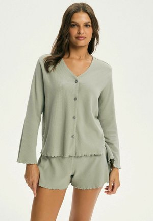 Jasnozielony komplet odzieży do relaksu składający się z bluzy z długim rękawem zapinanej na guziki z dekoltem w kształcie litery V i postrzępionymi brzegami, w komplecie z pasującymi szortami.