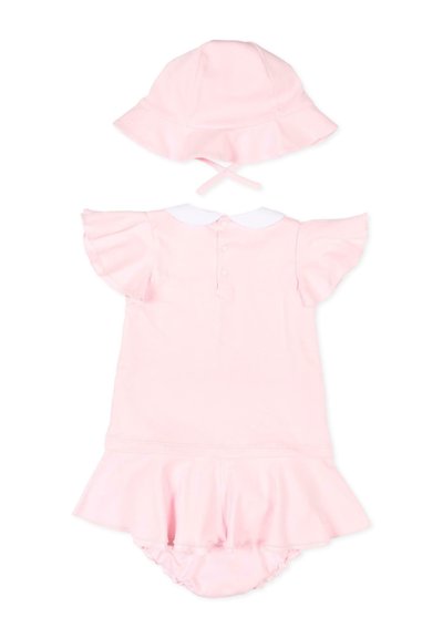 Robe bébé rose clair avec manches volantées, col Claudine blanc, chapeau de soleil rose assorti et bloomer intégré avec superposition de jupe.