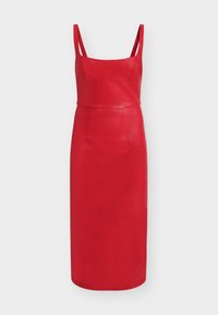 Vestido midi de couro vermelho com corpete ajustado, alças largas e saia reta. Apresenta um design sem costuras e detalhes mínimos.
