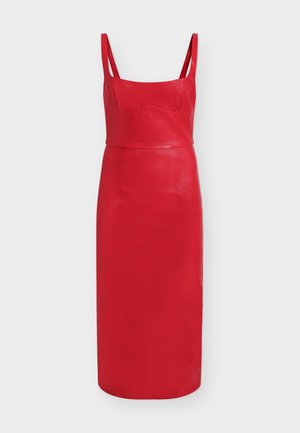 Rotes Midikleid aus Leder mit tailliertem Oberteil, breiten Trägern und geradem Rock. Das Kleid zeichnet sich durch ein nahtloses Design mit minimalistischen Details aus.