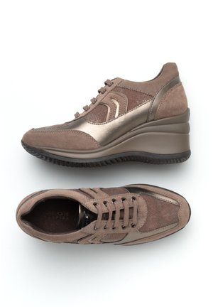 Brązowe sneakersy na koturnie ze skóry zamszowej i licowej, z zapięciem na sznurowadła oraz teksturowanymi detalami, widoczne z boku i z góry.