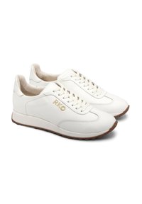 Sneaker bianche in pelle con finitura testurizzata, dotate di logo "RKO" dorato, chiusura con lacci e suola in gomma con motivo di grip leggero.