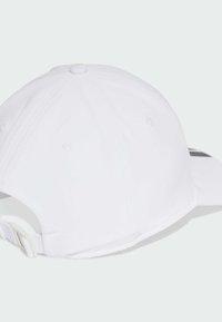 Gorra de béisbol blanca con un diseño estructurado, hecha de tela. Cuenta con detalles de costura y una correa ajustable en la parte posterior.