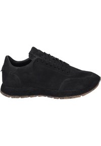 Schwarze Wildleder-Sneaker mit einer glatten Oberseite, runder Zehenform, flacher Schnürung und einer strukturierten Gummisohle für guten Halt.