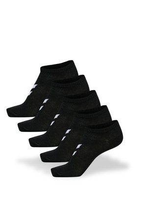 Vijf paar zwarte enkelsokken met een klein wit logo, gerangschikt in een verspringende rij op een witte achtergrond.