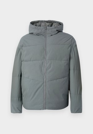 Grijze gewatteerde jas met een capuchon, voorzien van een volledige rits aan de voorkant, ritszakken aan de zijkanten en horizontale stiksels voor isolatie.