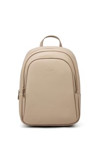 Zaino in pelle beige con una superficie liscia, parte superiore arrotondata e due cerniere frontali. Presenta una maniglia corta e nessun motivo o dettaglio visibile.