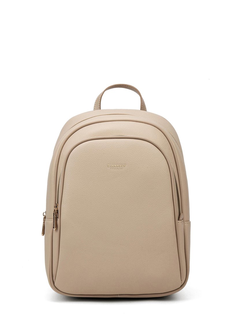 Zaino in pelle beige con una superficie liscia, parte superiore arrotondata e due cerniere frontali. Presenta una maniglia corta e nessun motivo o dettaglio visibile.