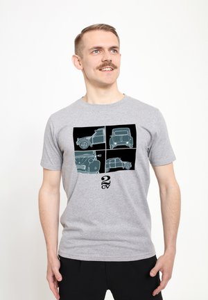 Šedé bavlněné tričko s designem ze čtyř panelů, na kterých jsou obrysy klasických aut v černé a světle modré barvě. Na spodní části je text "2CV".