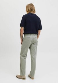 Jack & Jones JPSTKANE BARRET - Pantalones - mulled basil