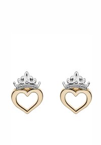 Guld- och silverfärgade hjärtformade örhängen med en kungakrona-design; polerad yta med ihåligt centrum och intrikata detaljer.