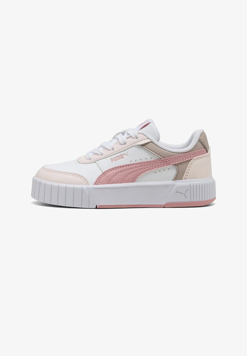 Basket Puma blanche et rose avec une semelle épaisse, un laçage à l’avant et un accent beige près du talon, montrée de profil sur fond blanc.
