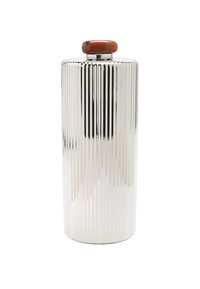 Srebrny metalowy pojemnik z pionowymi żłobieniami, cylindryczny kształt i brązowa drewniana pokrywka. Gładka faktura o lustrzanym wykończeniu.