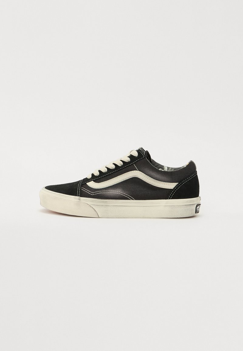 Svart semsket sneakers med hvite snører, gummisåle, klassisk design, rund tå og distinkt side stripe-detalj. Teksturert stofføvre.