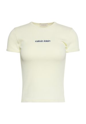 Camiseta corta crema de canalé con mangas cortas y logo "calvin klein" bordado en azul marino en el centro del pecho.