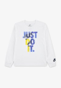 Hosszú ujjú, fehér pamut póló, kék és sárga "CSAK TEDD MEG!" grafikával, az első bal ujjon fekete Nike logóval.