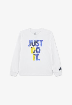 Dlhý rukáv biele bavlnené tričko s modrou a žltou grafikou "JUST DO IT." a čiernym logom Nike na ľavom rukáve.