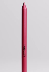 Crayon à lèvres rose avec une pointe effilée, en plastique. Présente "INGLOT" imprimé en noir sur le côté. Texture matte lisse.