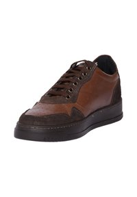 Sneaker in pelle e suede marrone con punta perforata, texture a contrasto, colletto imbottito e lacci tondi. Suola piatta in gomma con dettaglio di cucitura.