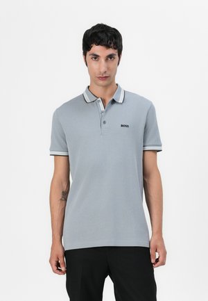 Grau Poloshirt aus Baumwolle, mit einem dunklen Logo, kontrastierendem Kragen mit zwei Streifen und kurzen Ärmeln. Einfache Gestaltung mit klassischer Passform.